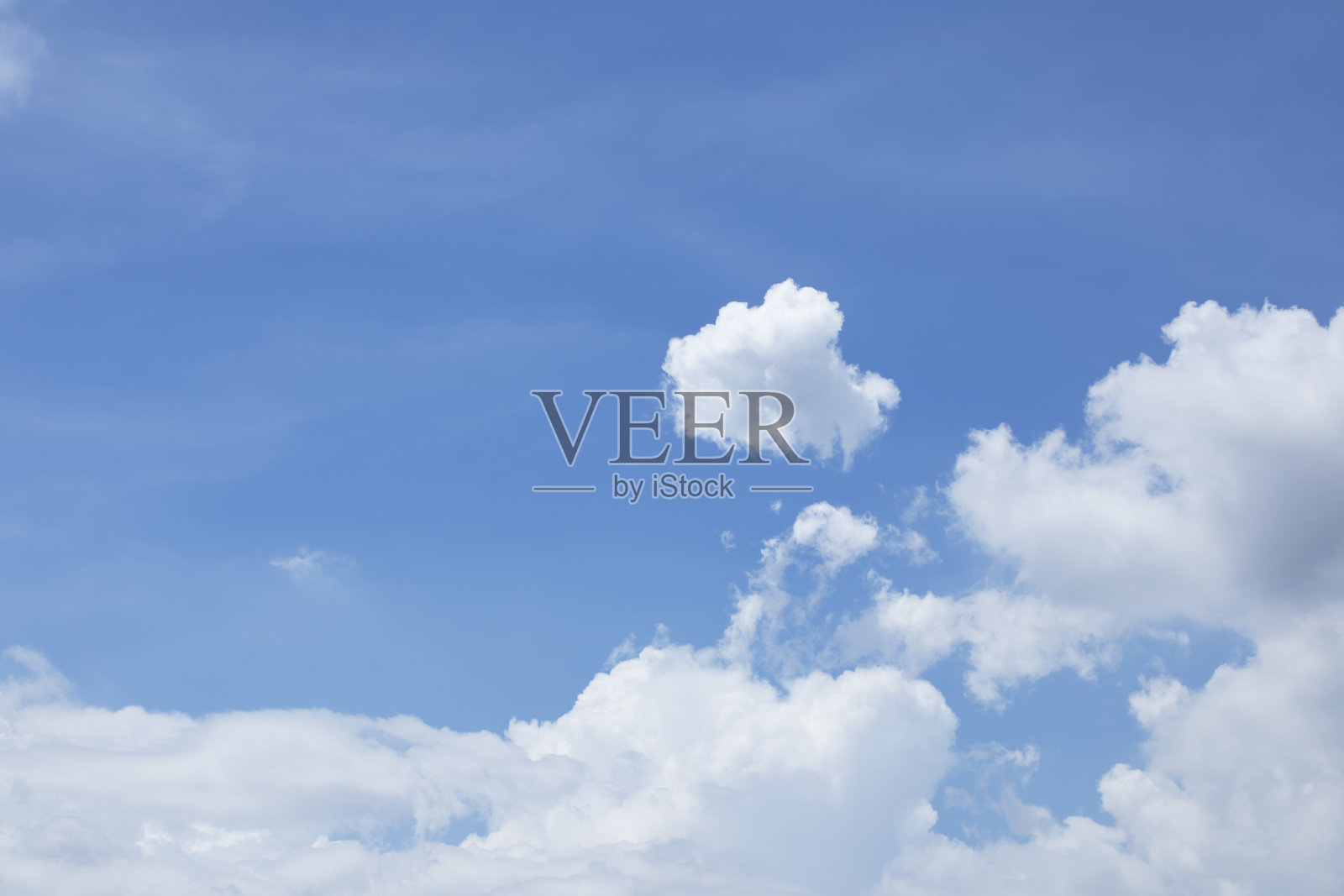 蓝天背景和白云柔焦,并复制空间照片摄影图片