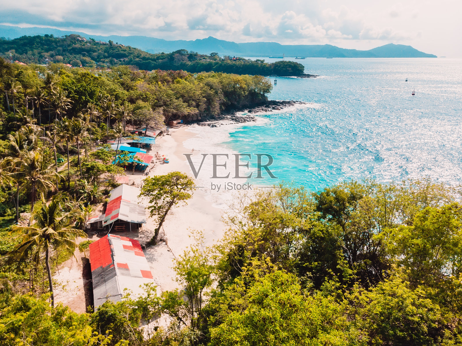 巴厘岛的热带白色沙滩,椰子树和绿松石海洋。鸟瞰图照片摄影图片