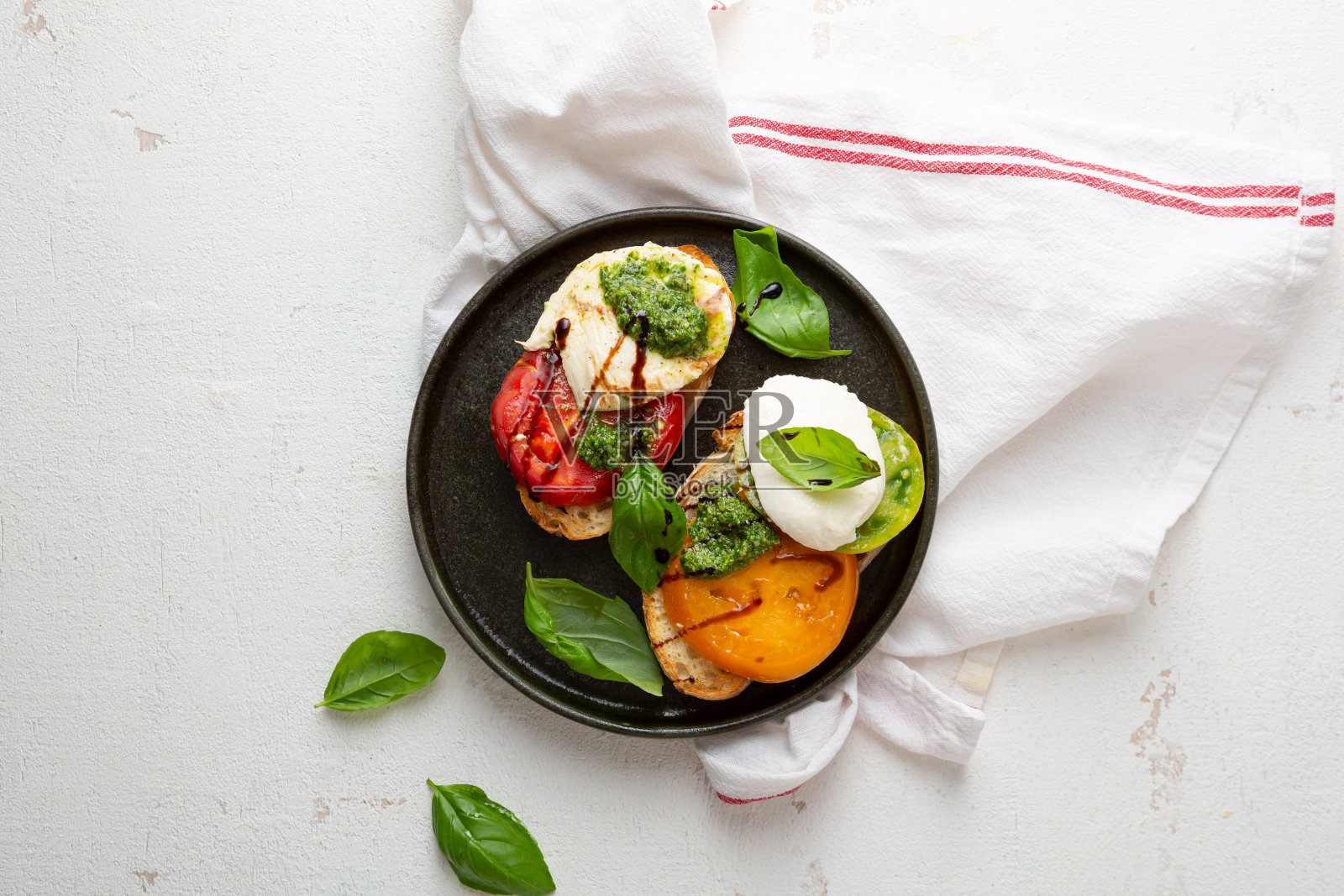 烤乳酪和香蒜沙司俯视图在轻的表面照片摄影图片