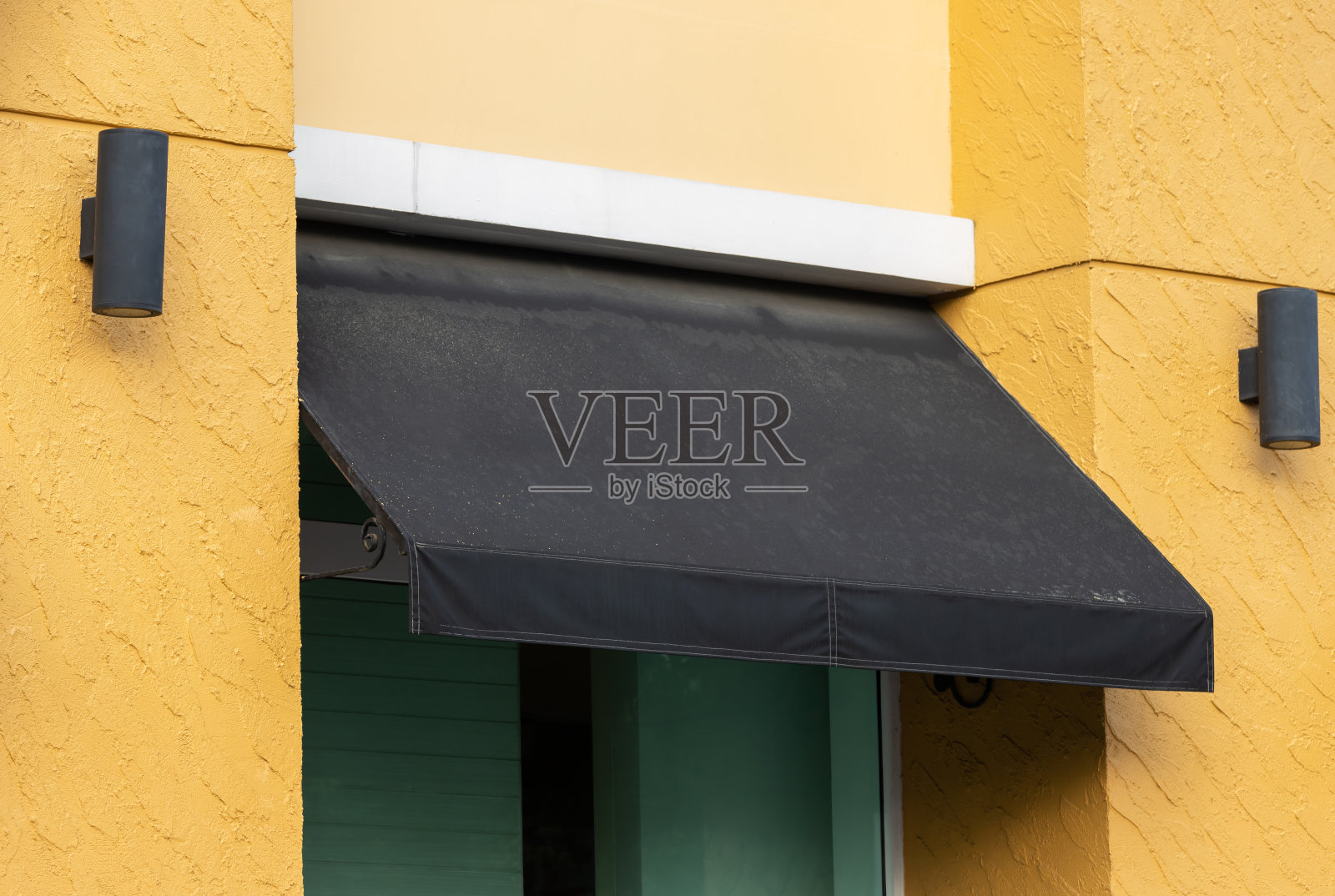 商店窗户上的黑色遮阳篷。肮脏的黑色帆布屋顶。照片摄影图片