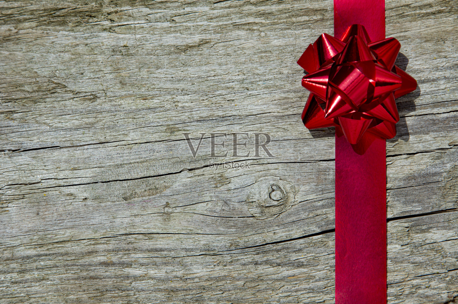庆祝的背景。天然木材纹理,红色丝带和蝴蝶结。照片摄影图片