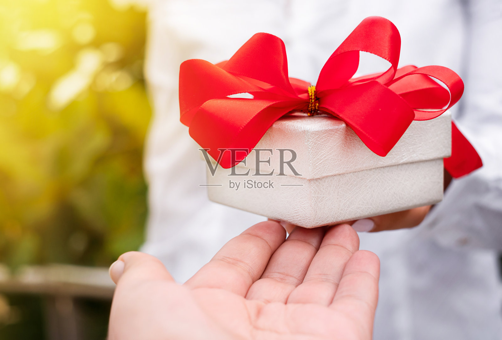 带有红色蝴蝶结的灯饰礼盒照片摄影图片