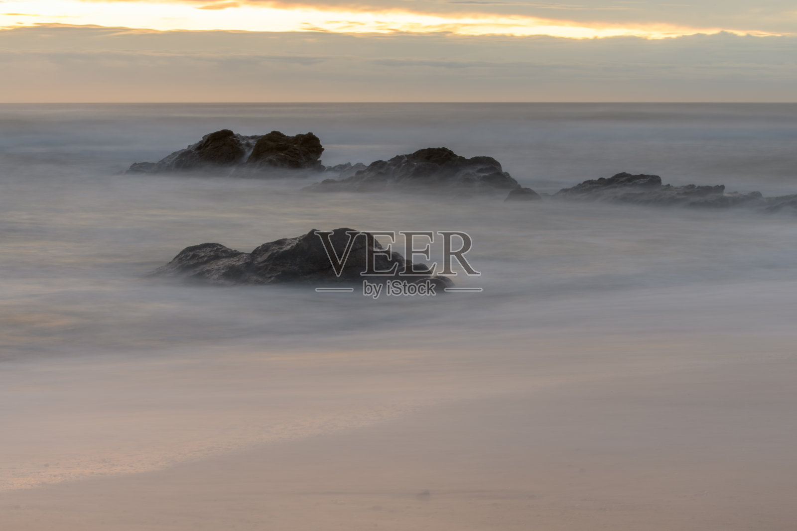 大西洋海岸日落时的沙滩。照片摄影图片