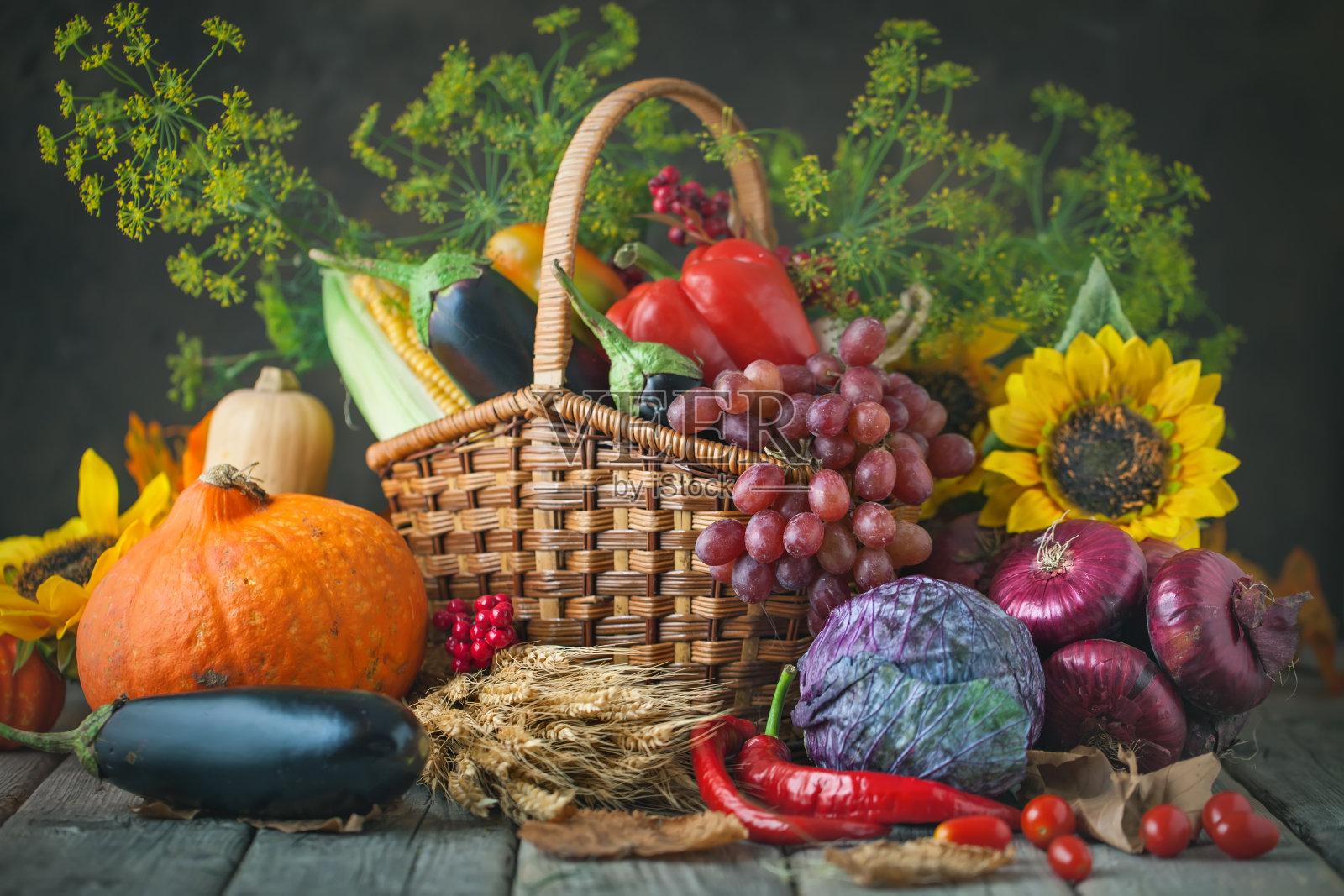 桌子上,装饰着蔬菜和水果。丰收节,感恩节快乐。秋天的背景。有选择性的重点。照片摄影图片