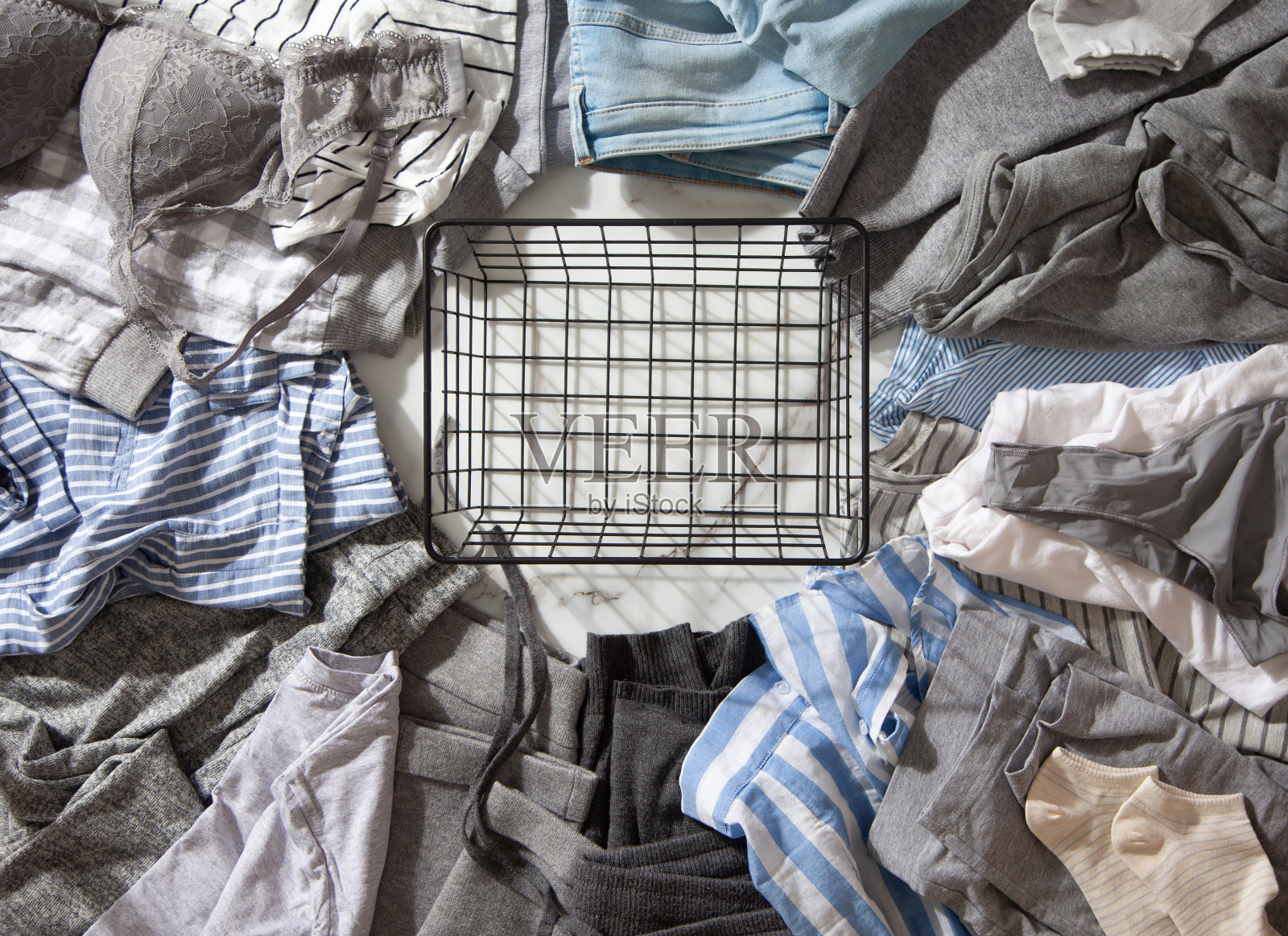 衣服制成的框架,如睡衣,内衣,服装上的白色大理石背景照片摄影图片