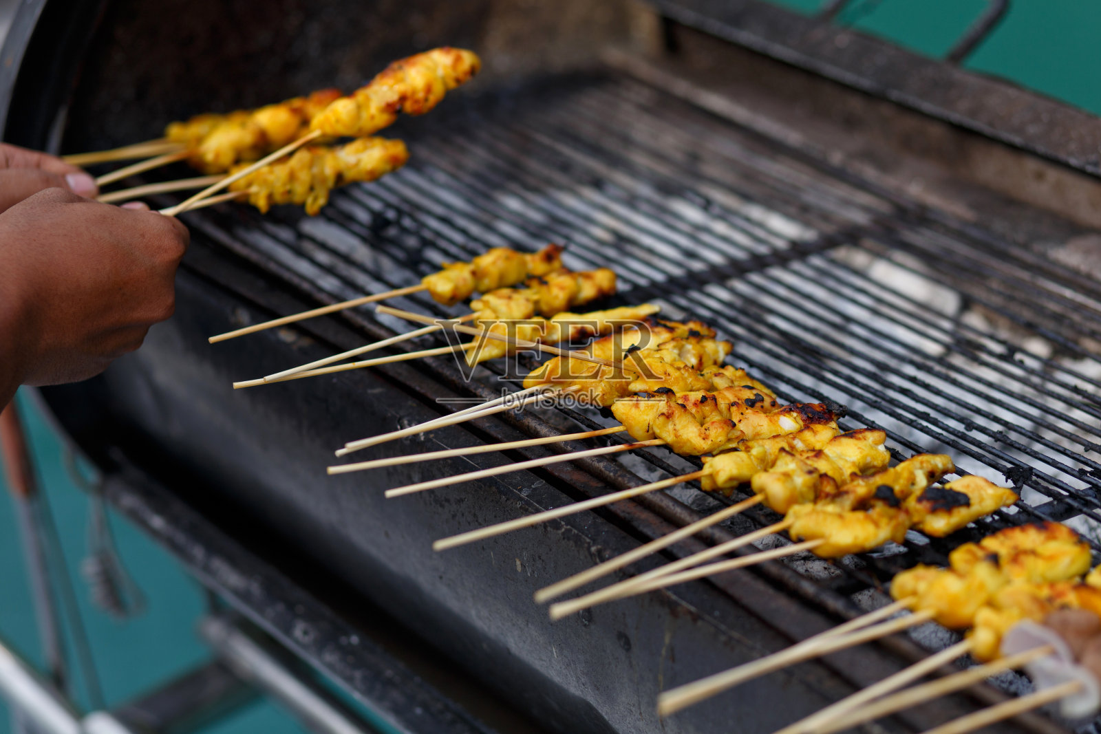 准备烤肉的男人的腹部照片摄影图片