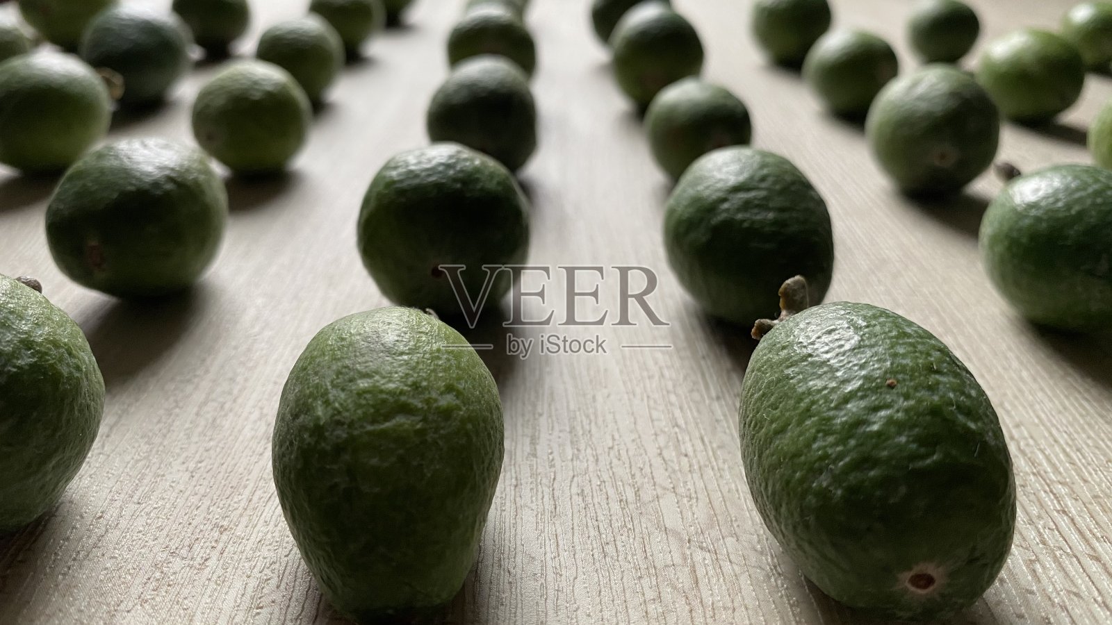 成熟的feijoa水果特写在各种成分照片摄影图片