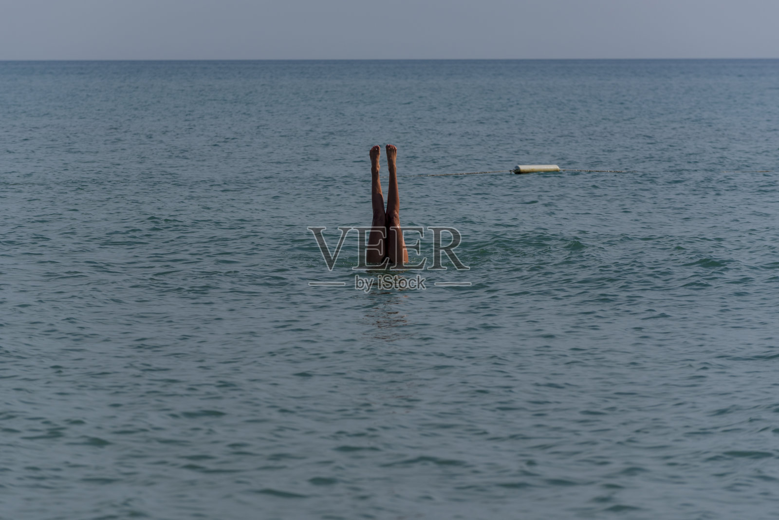 女人在海里跳水上芭蕾,做运动照片摄影图片