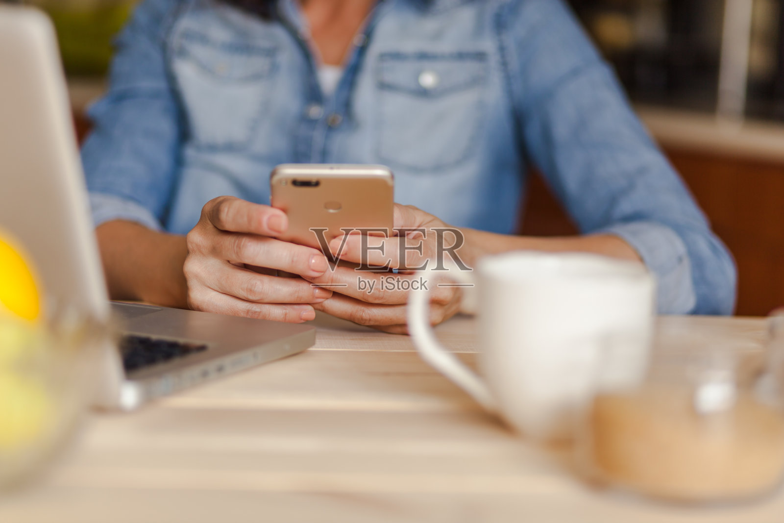 不认识的女人使用手机的特写。照片摄影图片