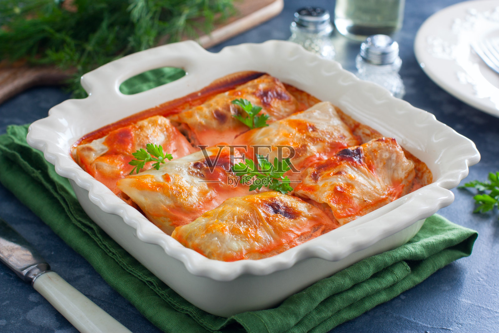 卷心菜卷与肉末和米饭在烤箱中烤成陶瓷的形式,在桌子上,水平照片摄影图片