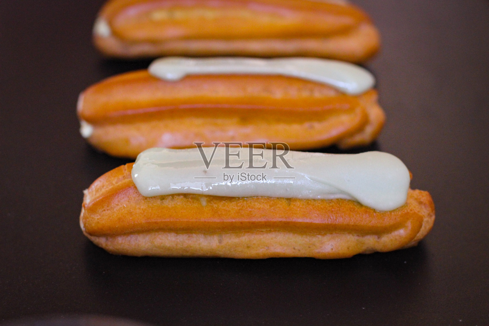 黑色背景上点缀着开心果糖霜的美味泡芙照片摄影图片