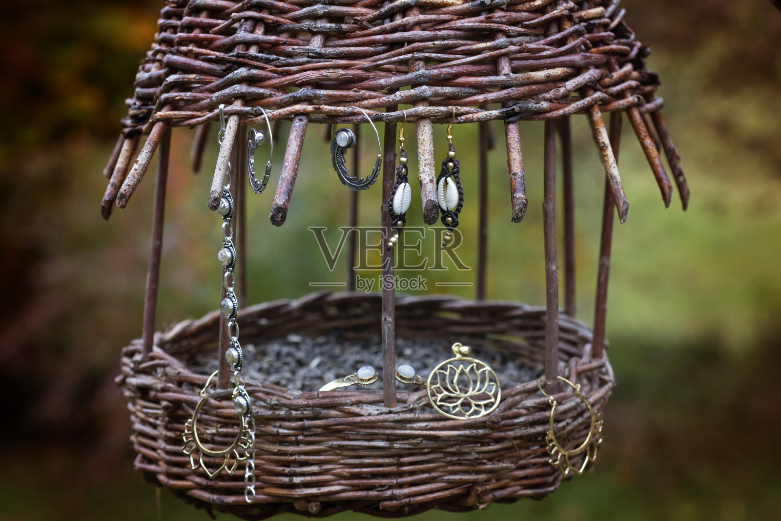 柳条喂鸟器照片摄影图片