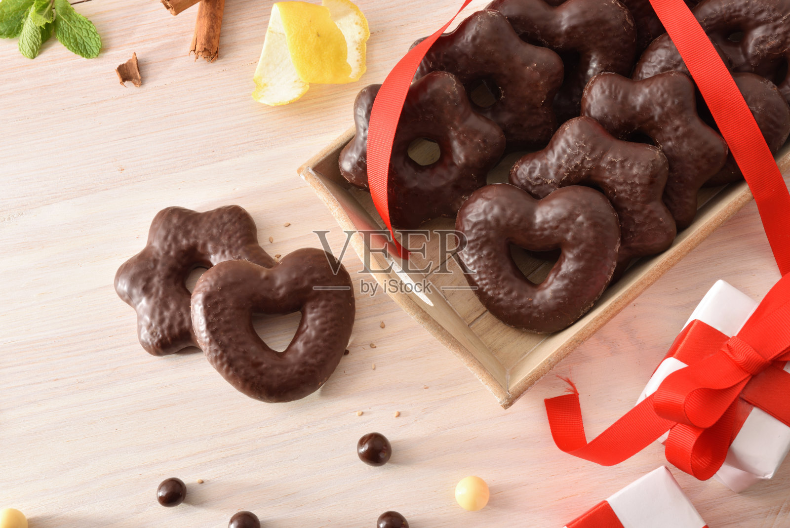 托盘形状的巧克力饼干庆祝和礼物照片摄影图片