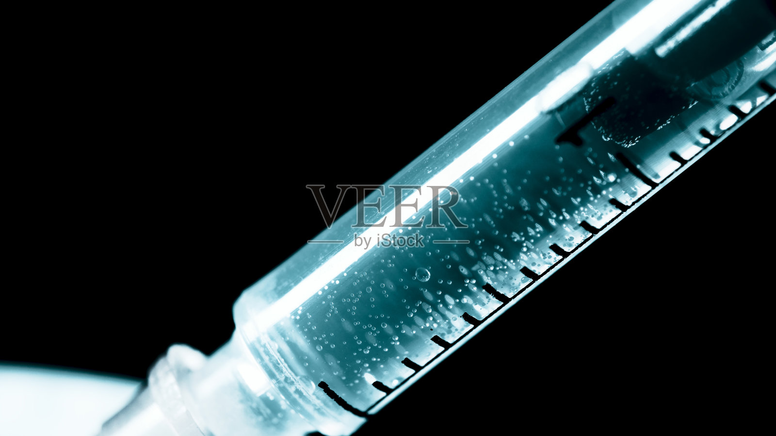 用医用注射器抽黑血。被感染的血液。宏观框架照片摄影图片