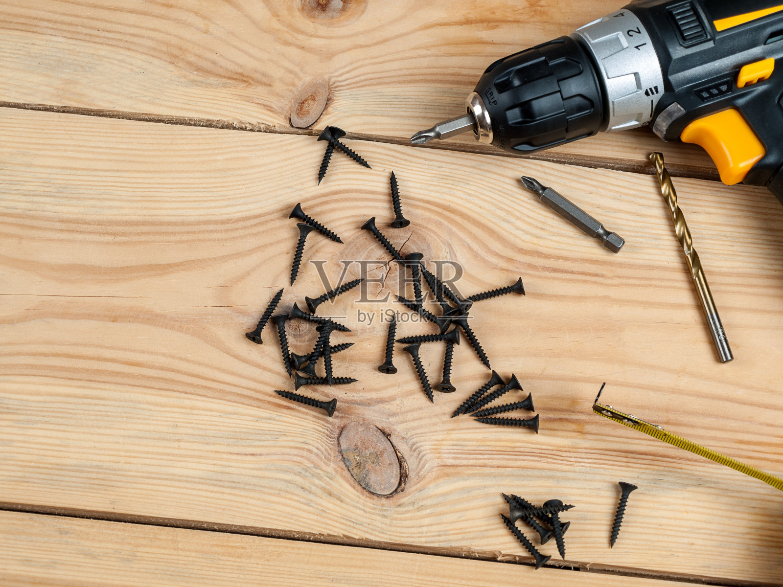 螺丝自攻背景螺丝有螺丝刀,可为不同材料的墙面和表面选择不同的自攻螺丝照片摄影图片