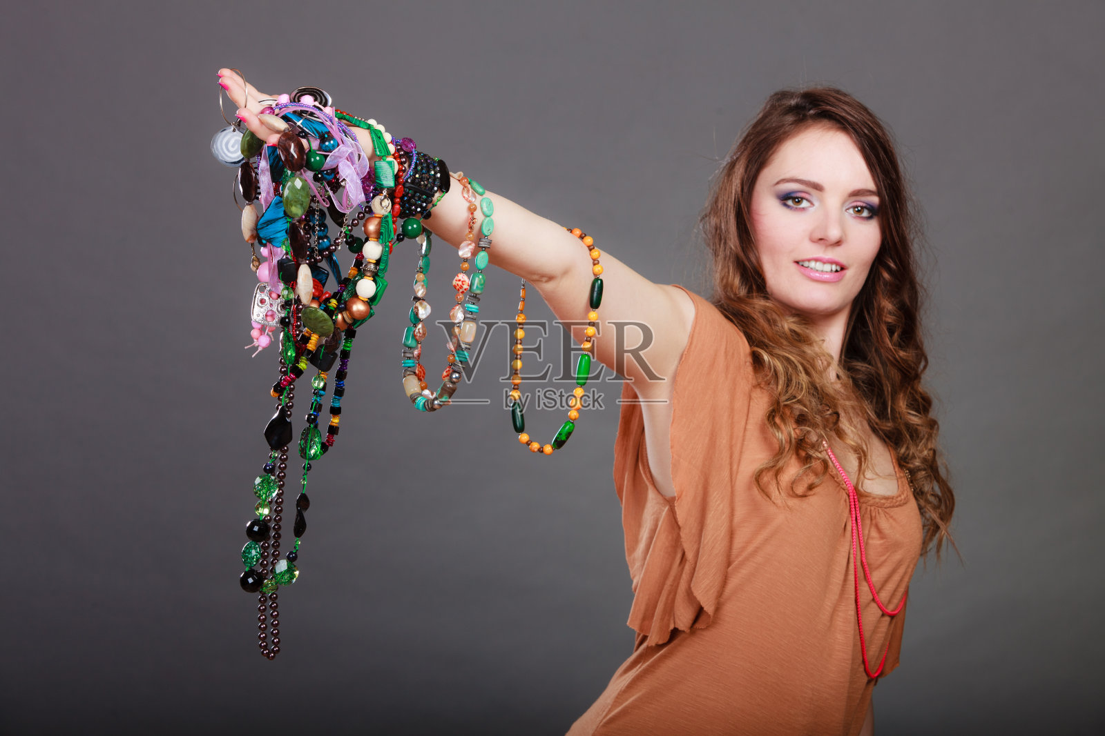 戴着珠宝、项链、戒指、手镯的漂亮女人照片摄影图片