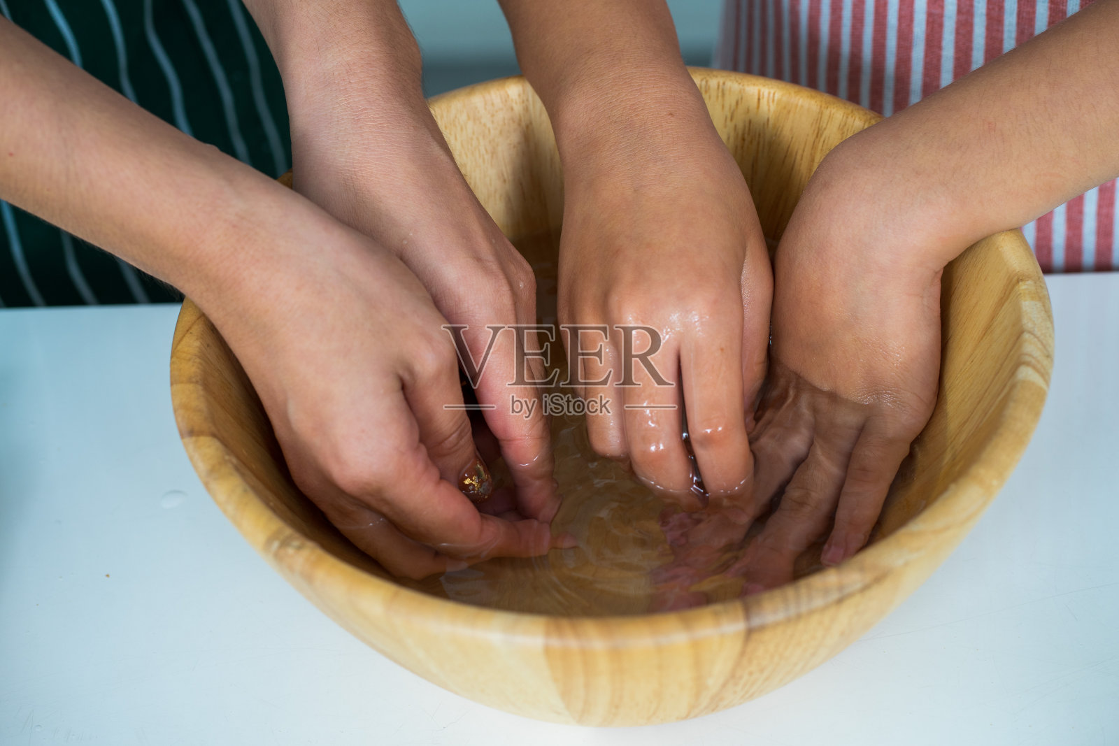 亚洲母亲与孩子女孩女儿学习烹饪课杂烩面包的工作,从家里照片摄影图片