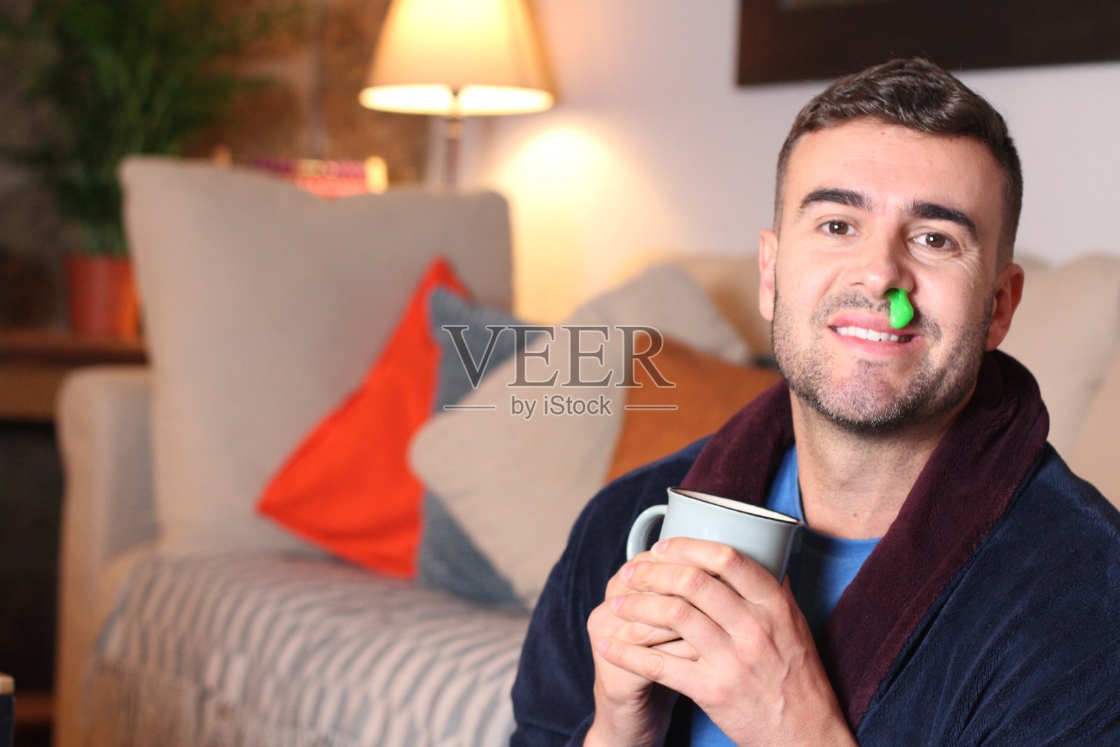 坐在沙发上的男人得了流感照片摄影图片