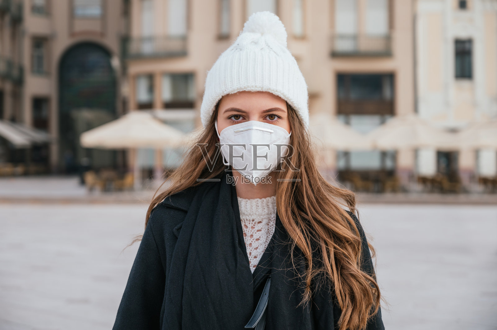 戴着面罩的年轻女子照片摄影图片