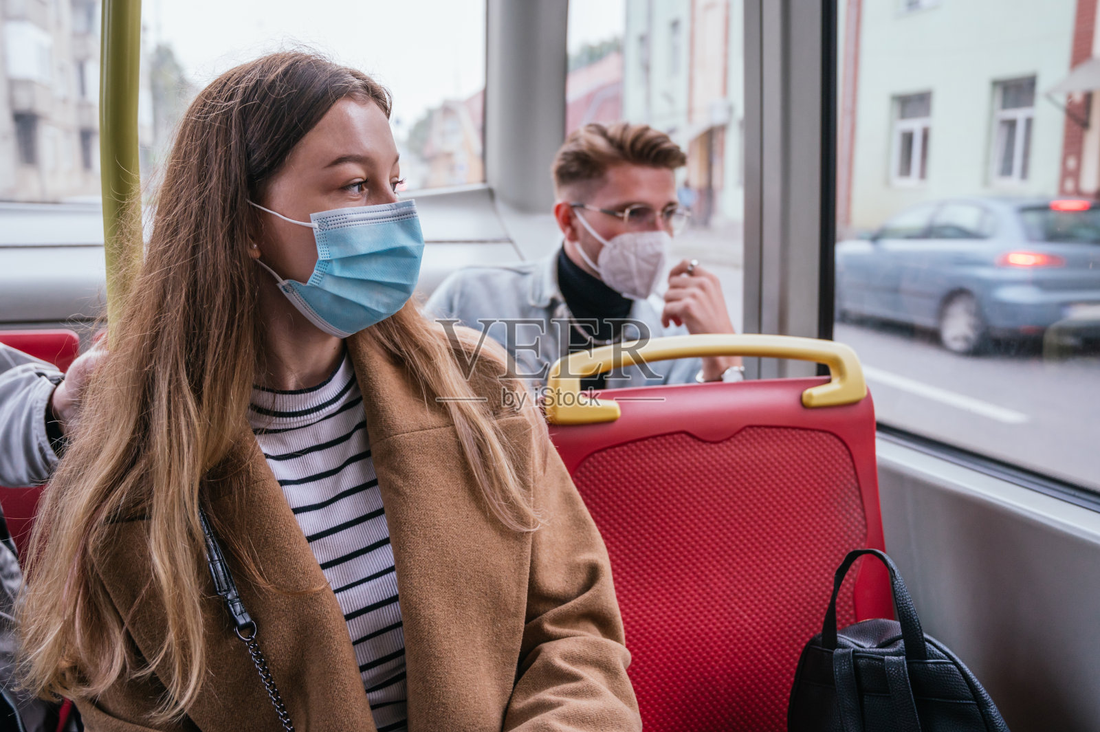 人们戴着口罩坐在公共交通工具上照片摄影图片