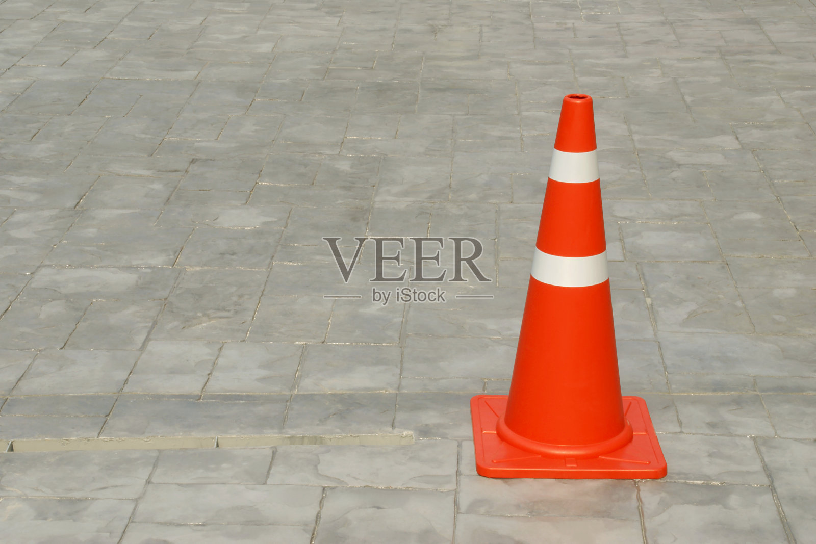 新铺的混凝土地板上的橙色交通锥照片摄影图片