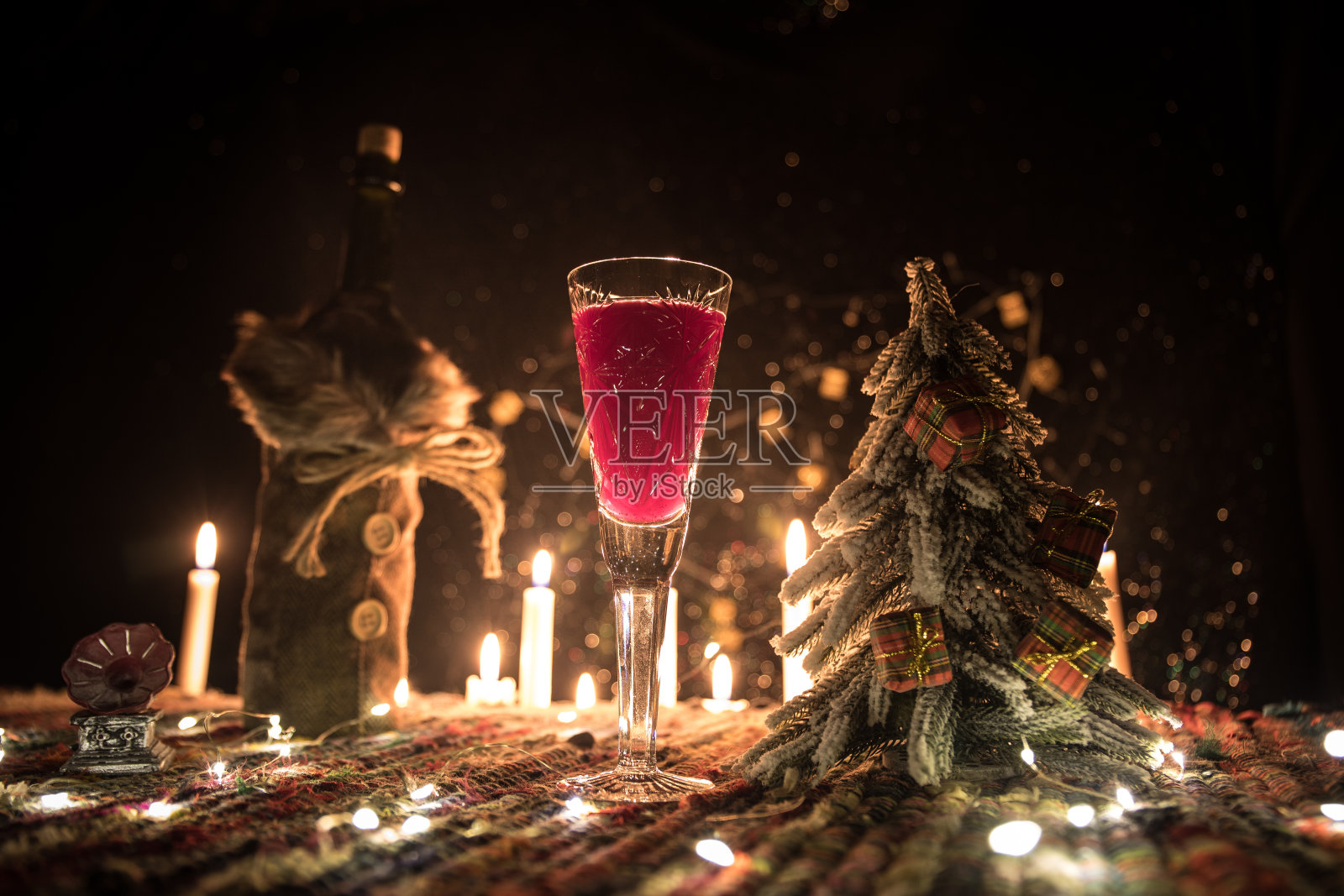 彩色地毯上的水晶杯红酒和创意新年艺术品装饰。本空间照片摄影图片