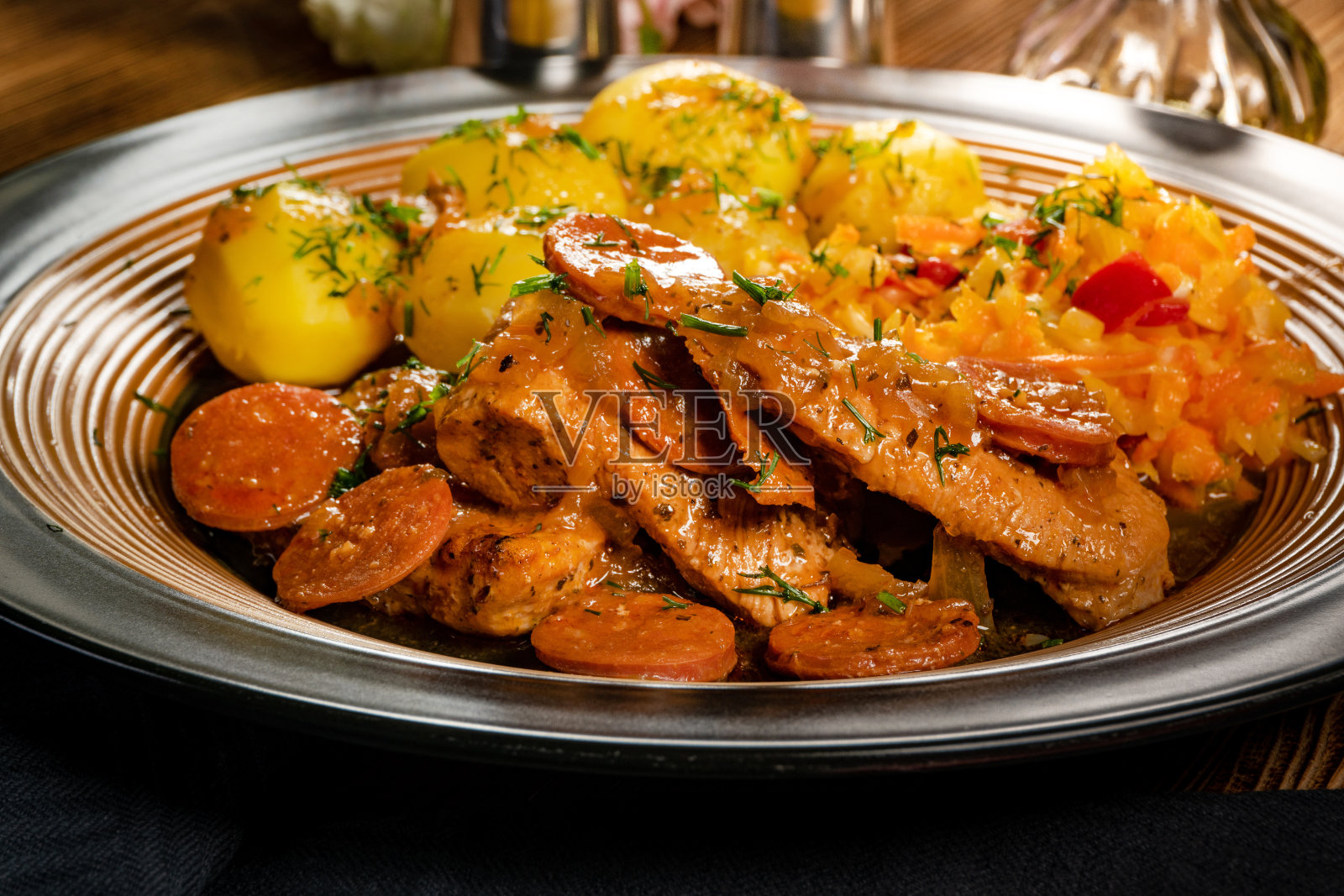 辣香肠炖火鸡肉。照片摄影图片