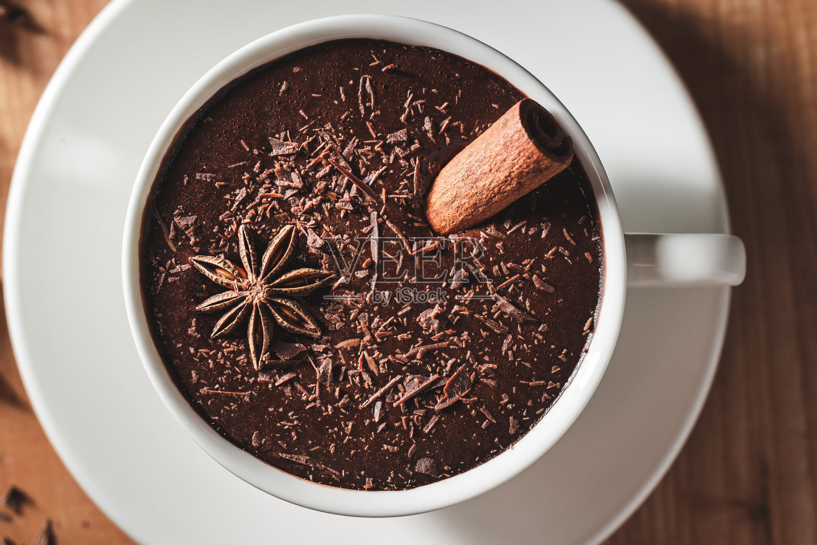 热巧克力饮料在白色的杯子与肉桂棒和八角木桌子上,俯视图照片摄影图片