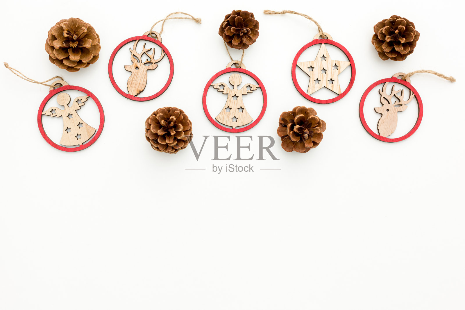 在白色背景上装饰圣诞节或新年的云杉树枝、圆锥形和老式玩具照片摄影图片