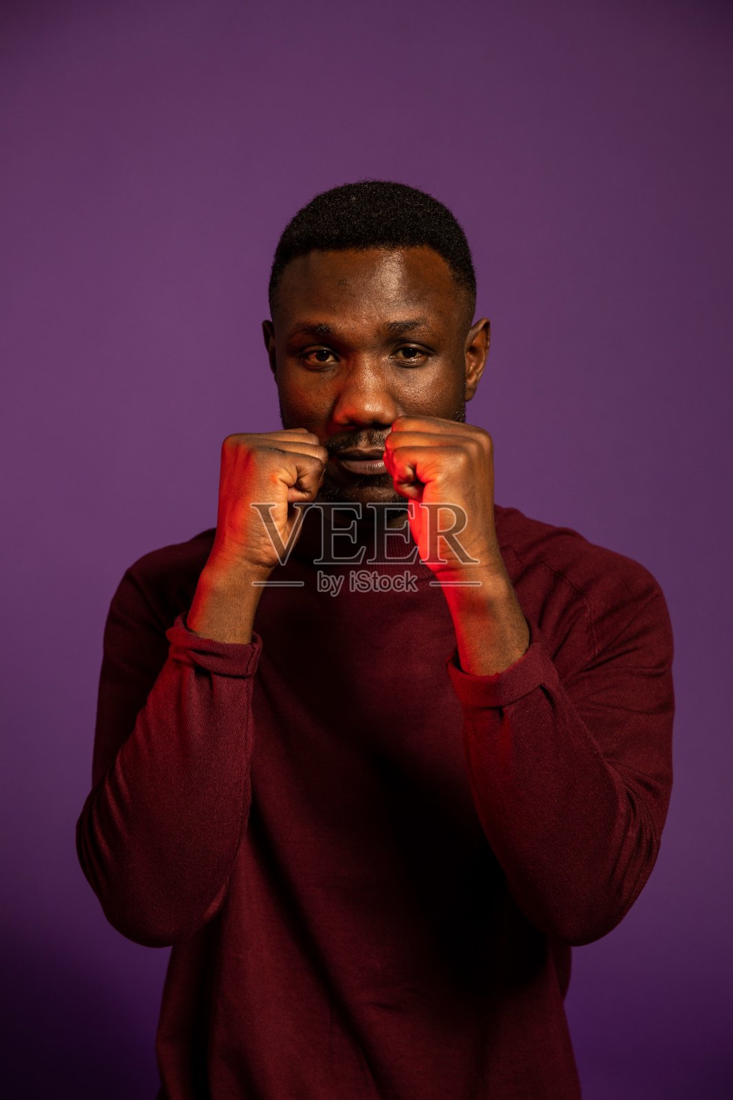 年轻黑人在镜头前的拳击姿势照片摄影图片