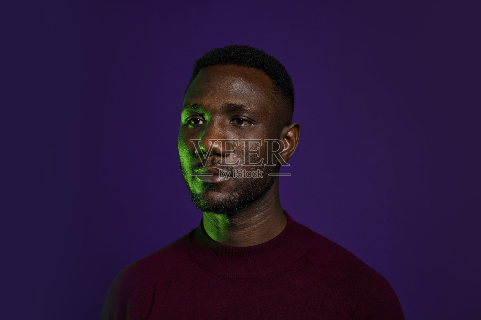 非洲人面无表情地看向别处照片摄影图片