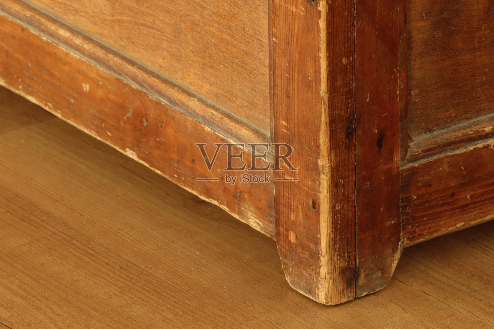 一个有100多年历史的棕色木箱一角的特写照片摄影图片
