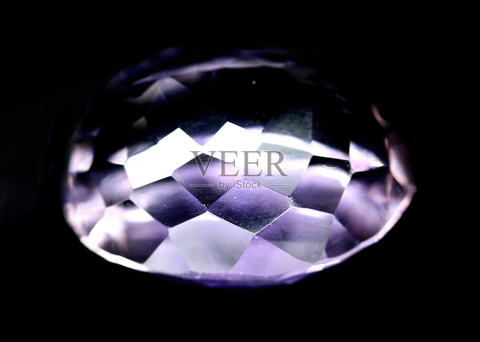 在黑色背景上的天然石英石照片摄影图片