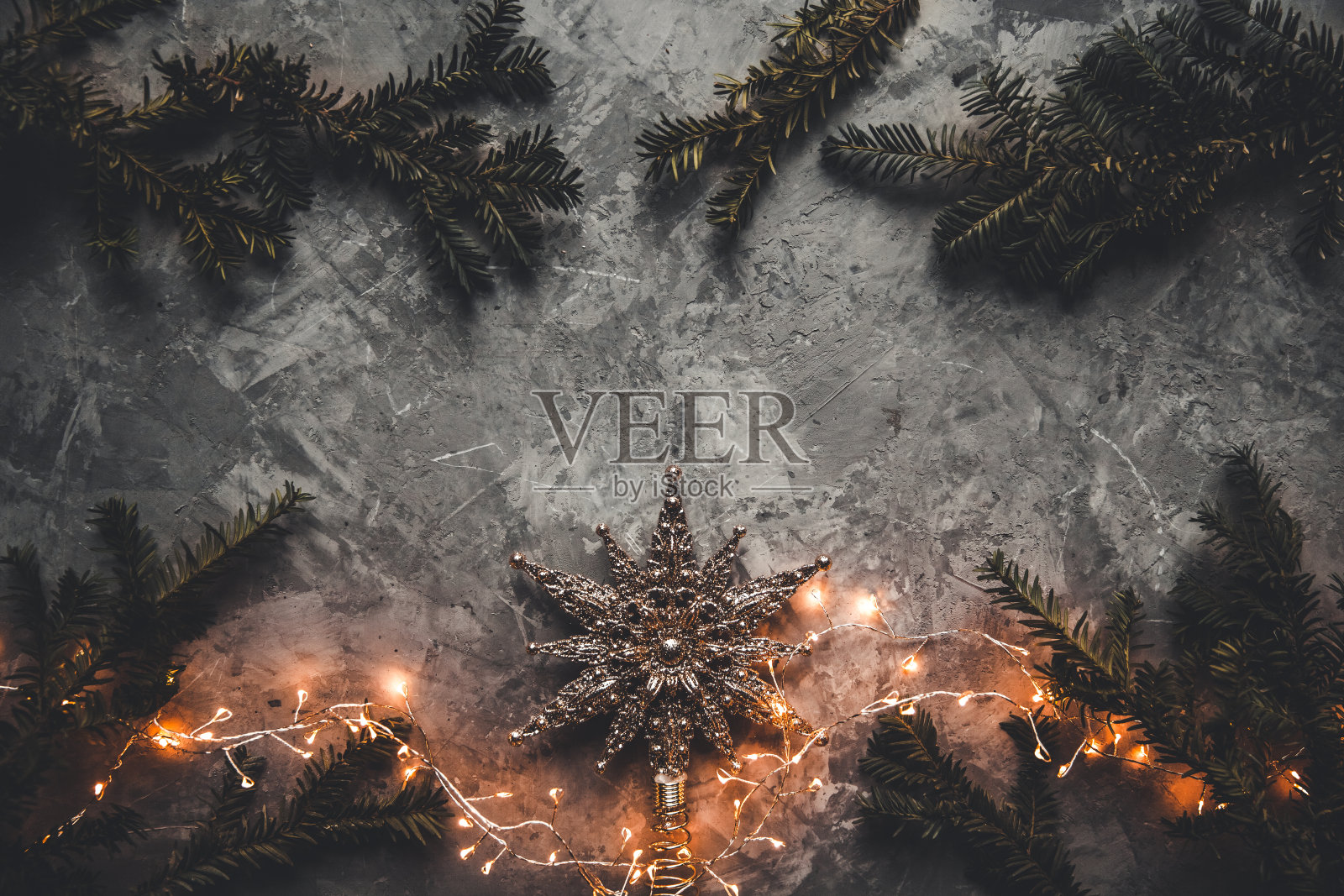 节日框架的圣诞装饰在灰色的黑色背景与冷杉枝照片摄影图片