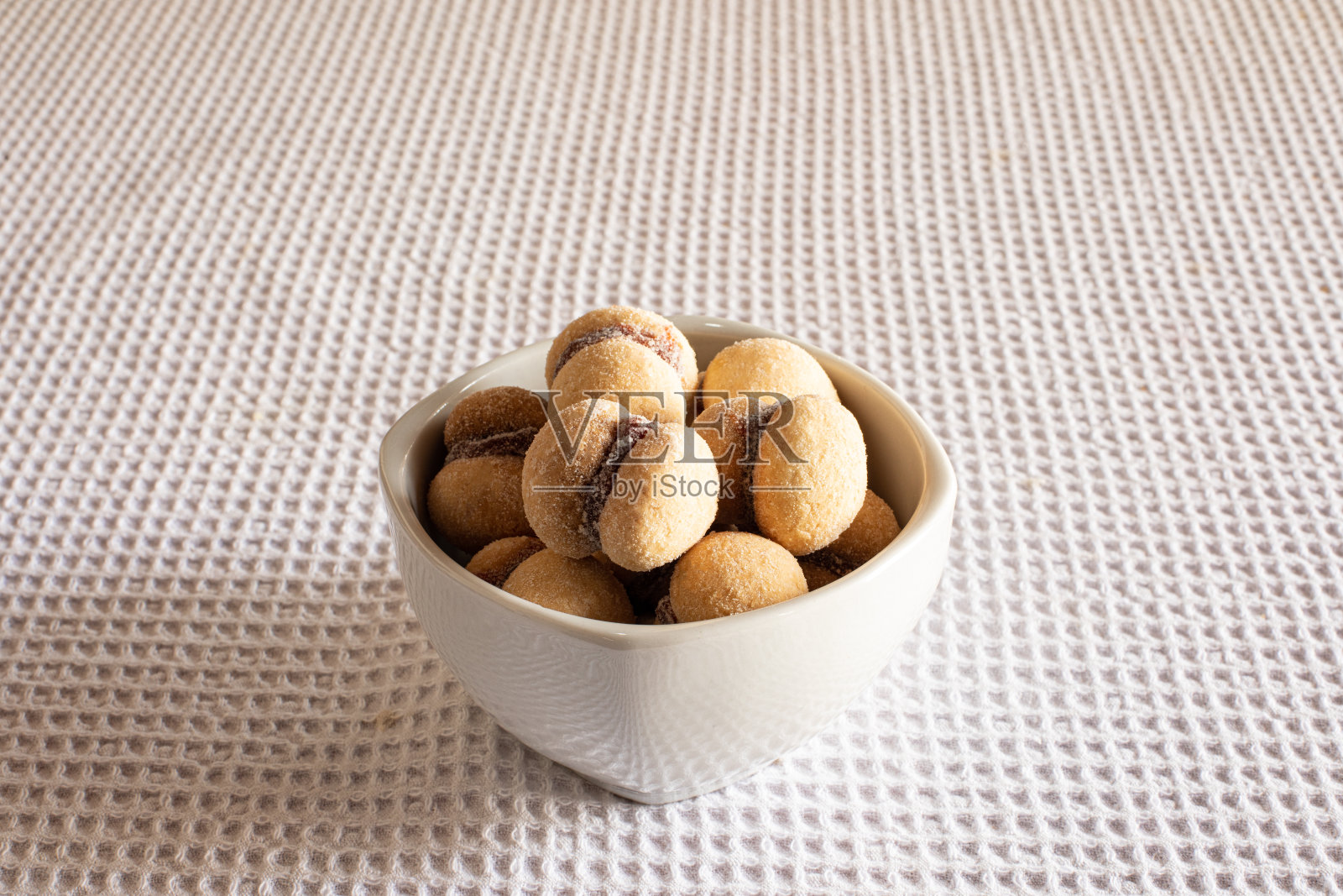 早餐桌上放着番石榴糖。巴西米内罗糖果。照片摄影图片