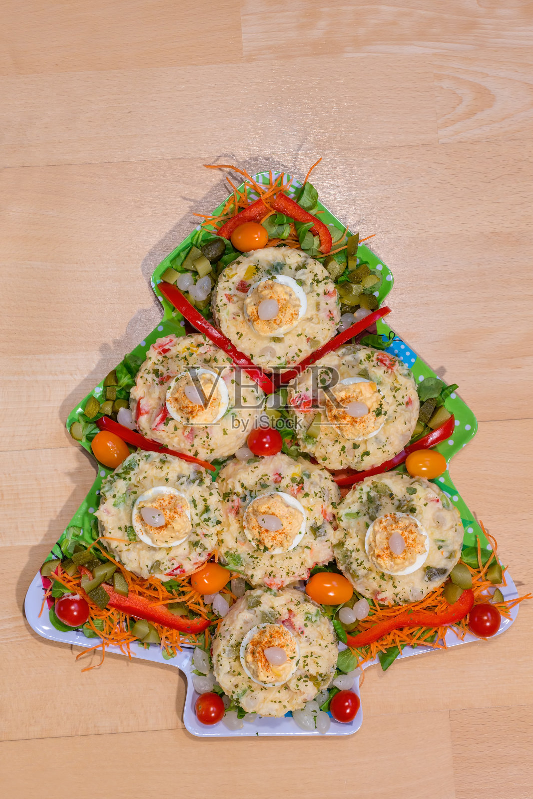 圣诞树形状的营养沙拉照片摄影图片