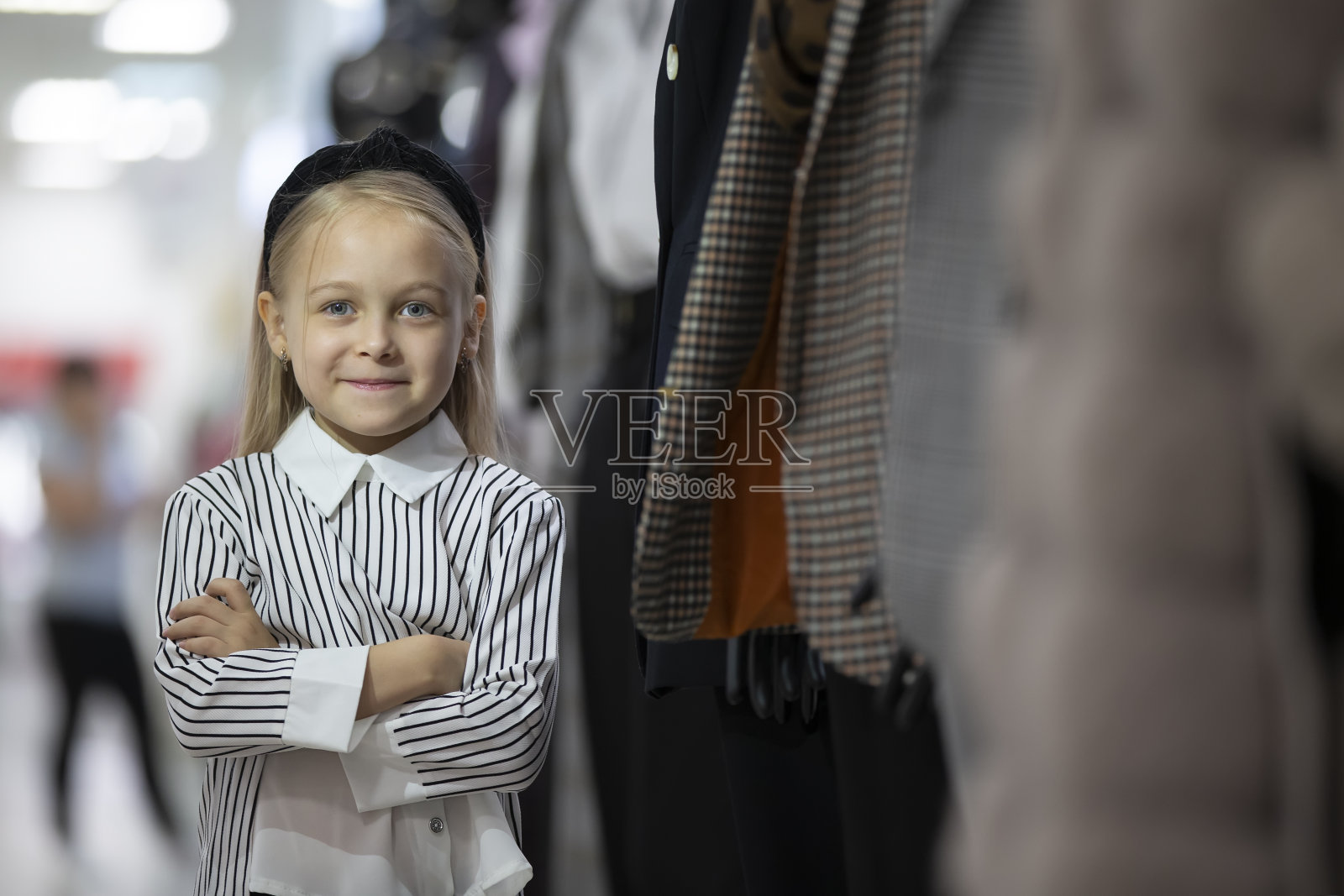 店里有个漂亮的小女孩。照片摄影图片