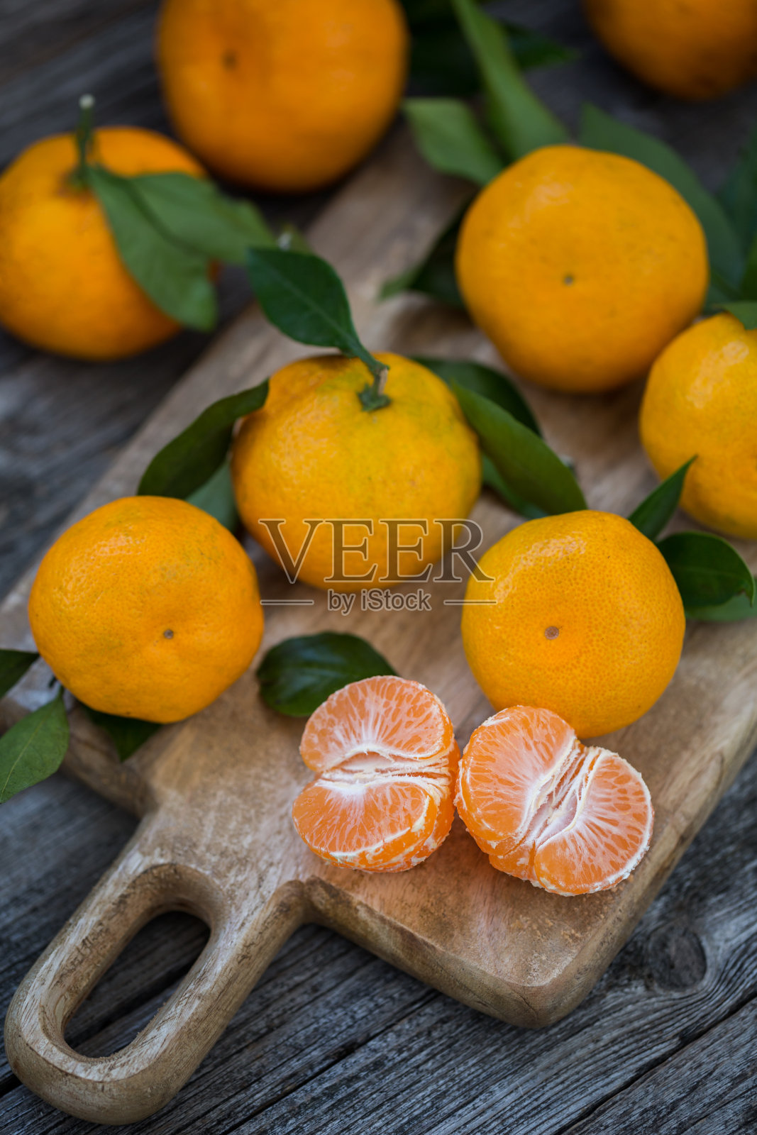 橘子和树叶在一个古老的木制背景照片摄影图片