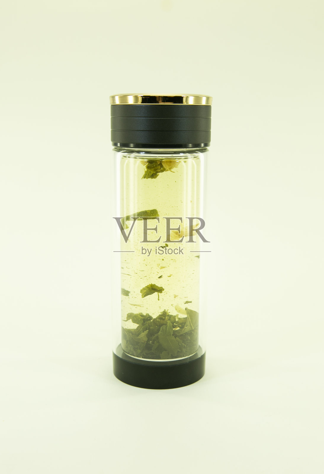 乌克兰的茶。茶皇帝的选择。绿茶配上矢车菊,玫瑰花瓣和金盏花。茶是用双层玻璃热碟冲泡的。孤立于白底白碗中。照片摄影图片