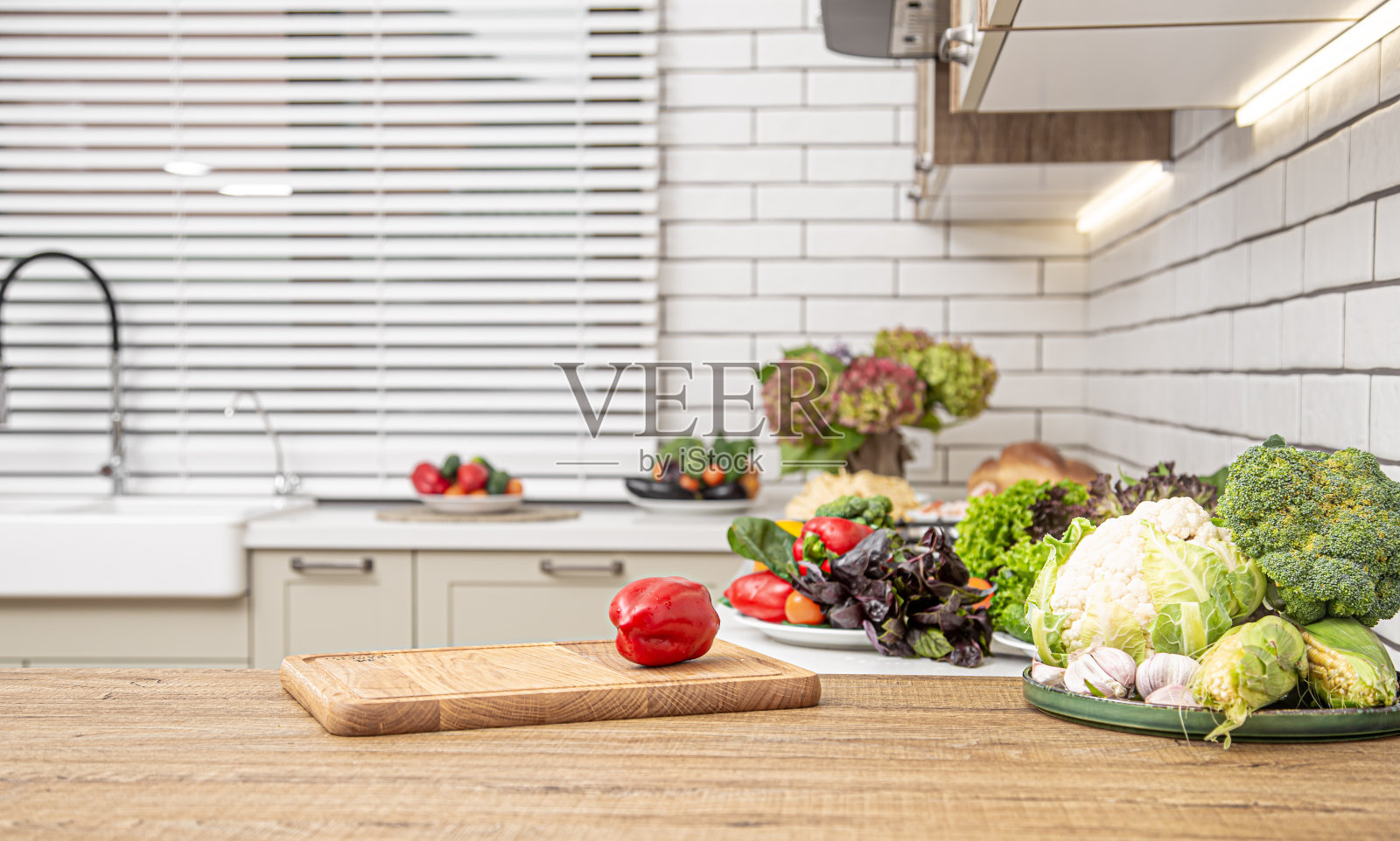 现代厨房内部有许多新鲜蔬菜烹饪。照片摄影图片