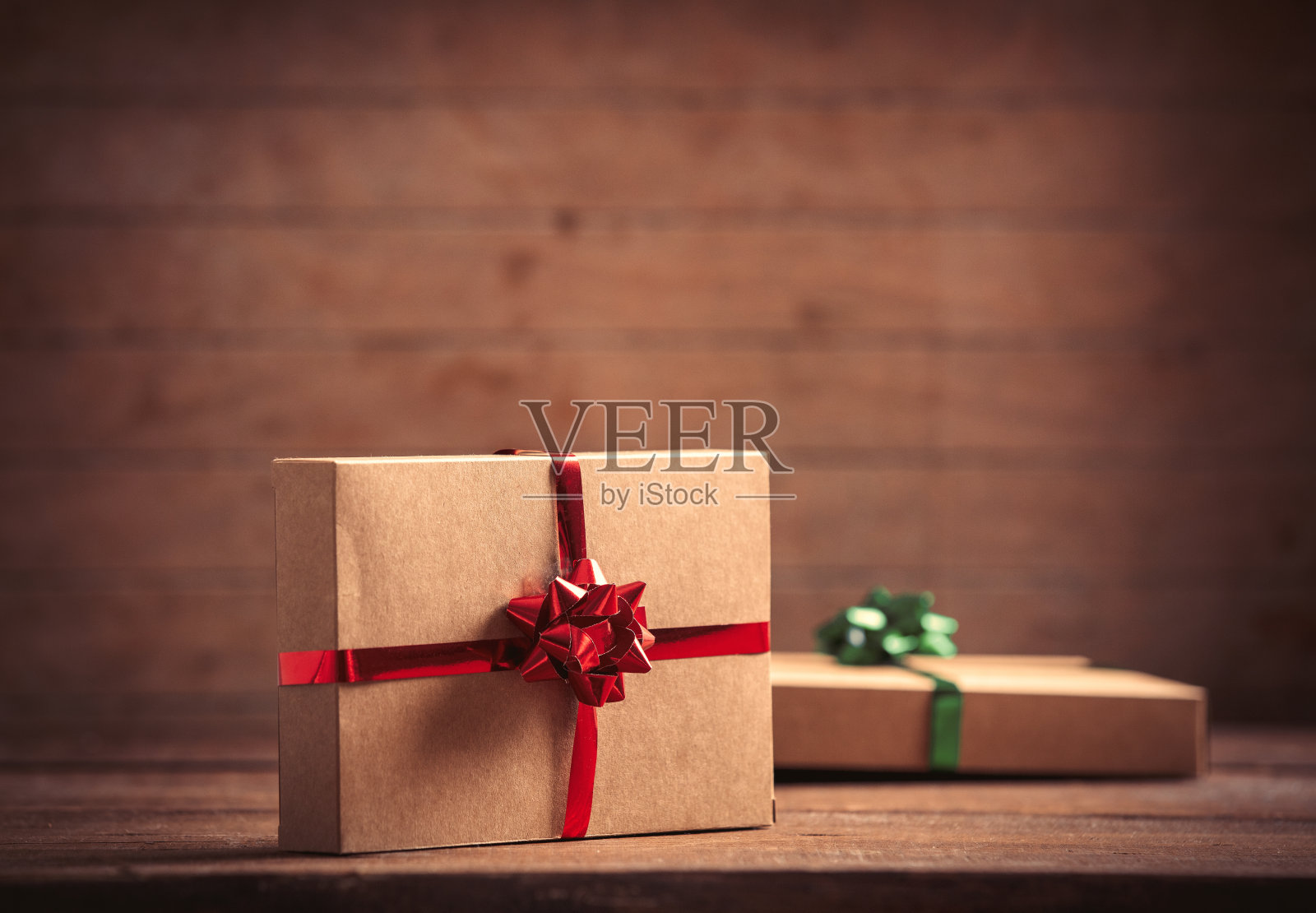 木制桌子和背景上的节日礼物照片摄影图片