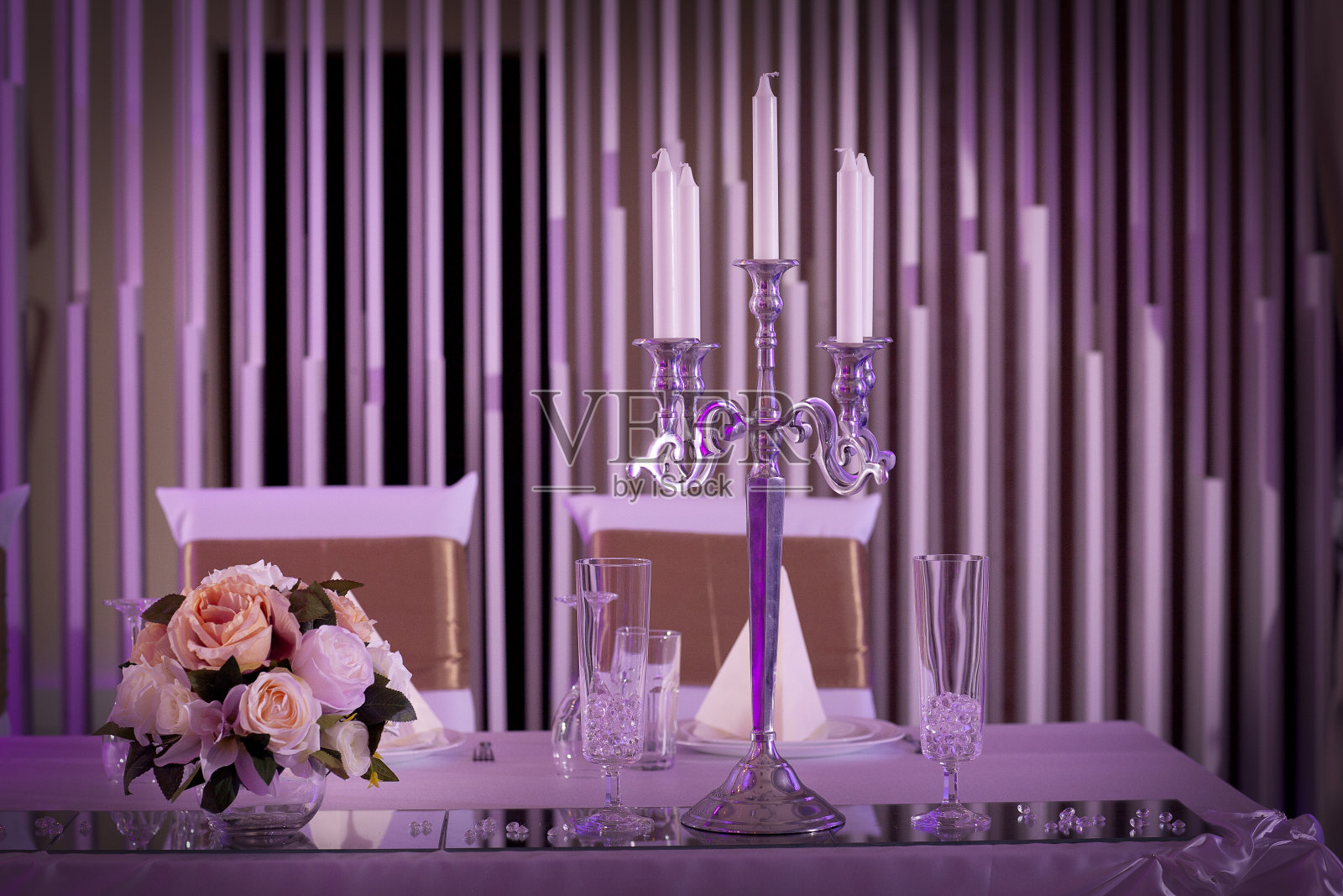 正式的婚礼地点设置在长桌的背景与烛台照片摄影图片