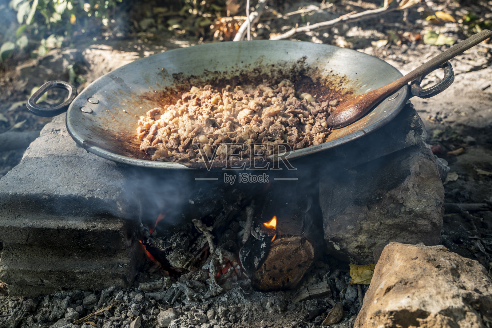 用木柴烧制平底锅照片摄影图片