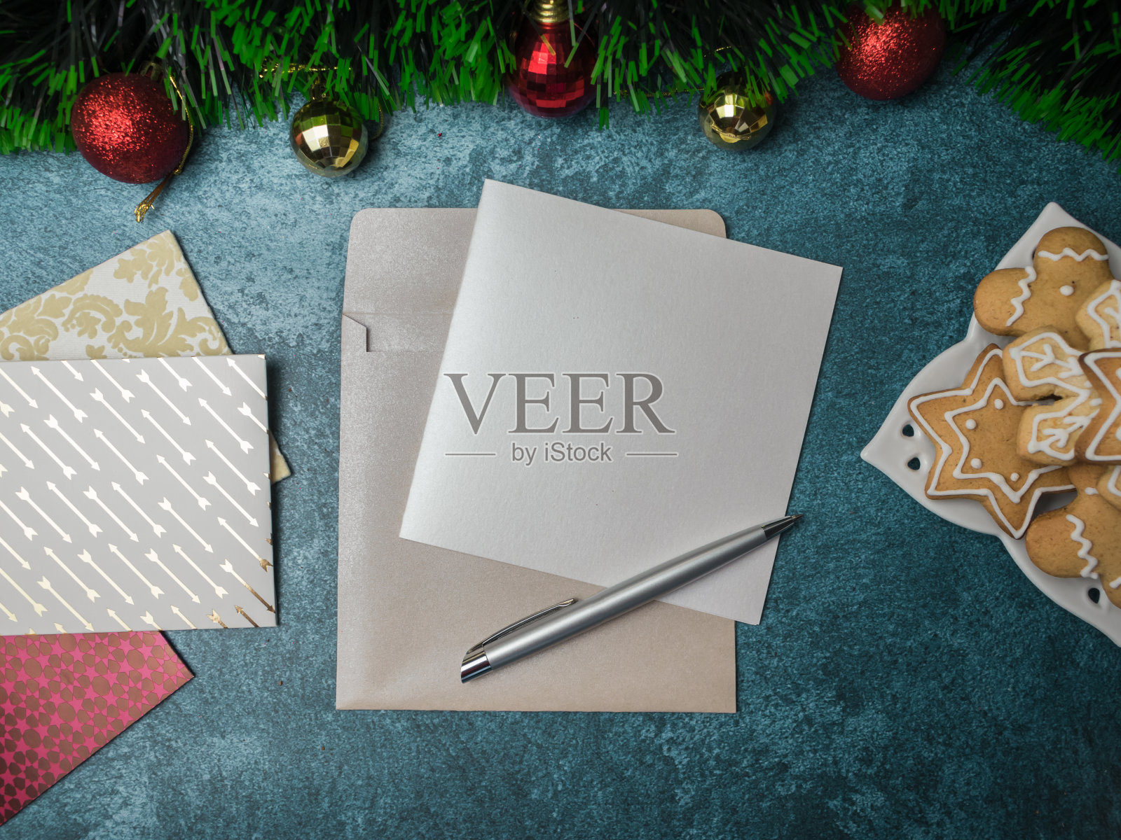 圣诞背景上的空白信封照片摄影图片