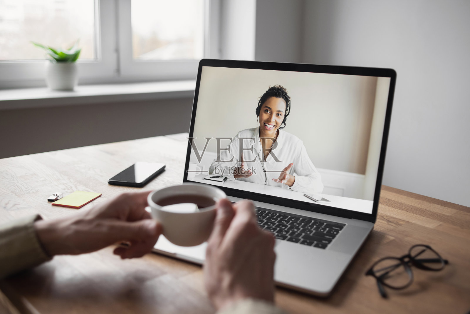 一个年轻人在网上见面。视频会议照片摄影图片