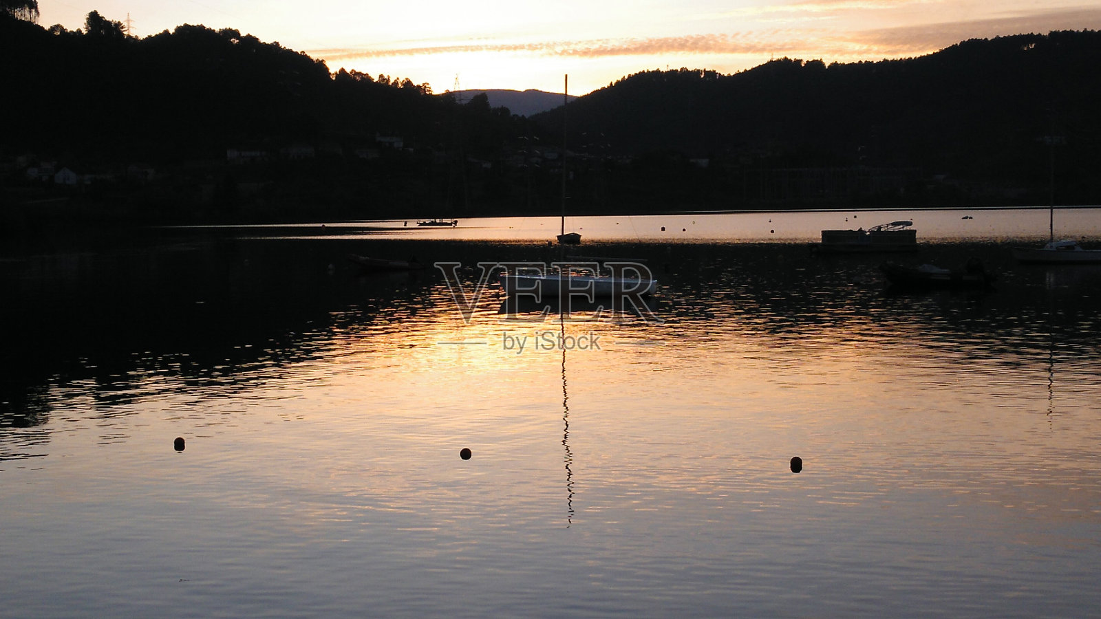 黄昏时分,西班牙加利西亚水库的小船。照片摄影图片
