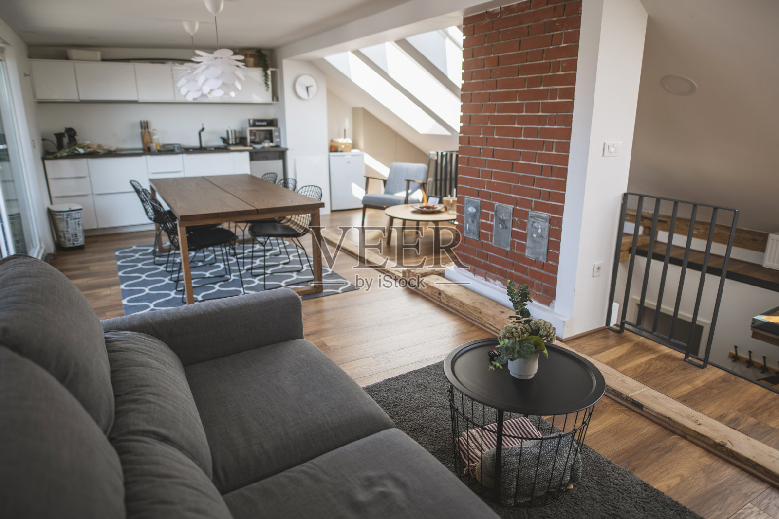 开放式阁楼公寓与自然光照片摄影图片