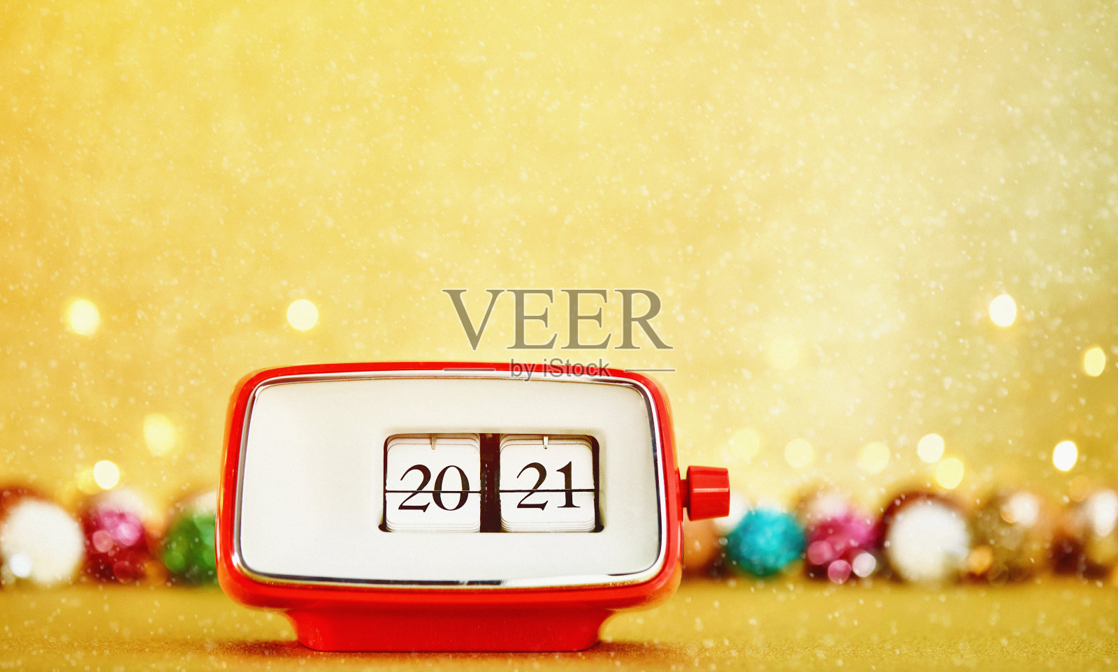 新年背景与古董时钟显示2021年照片摄影图片