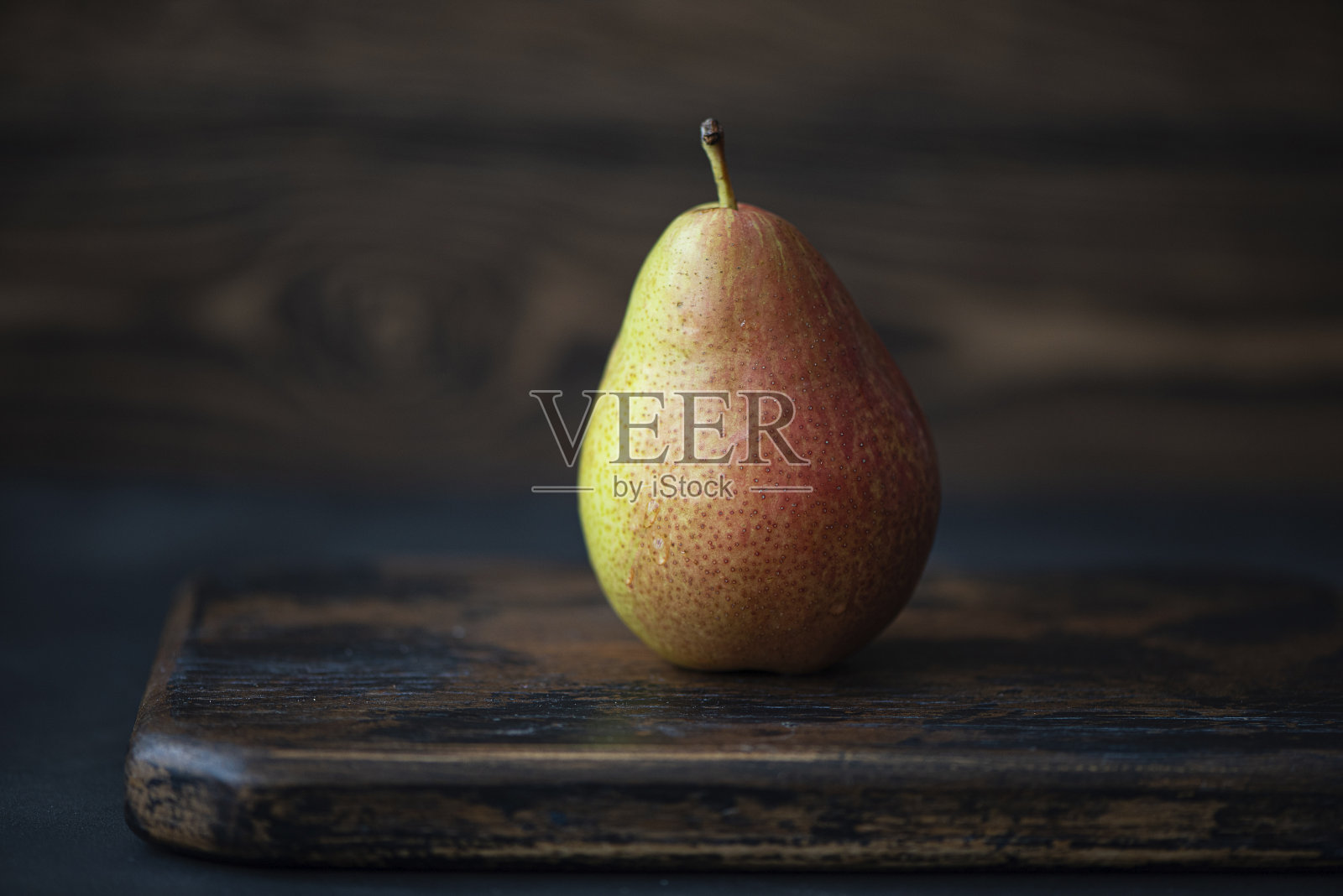 黄红熟透的梨子放在木板上照片摄影图片