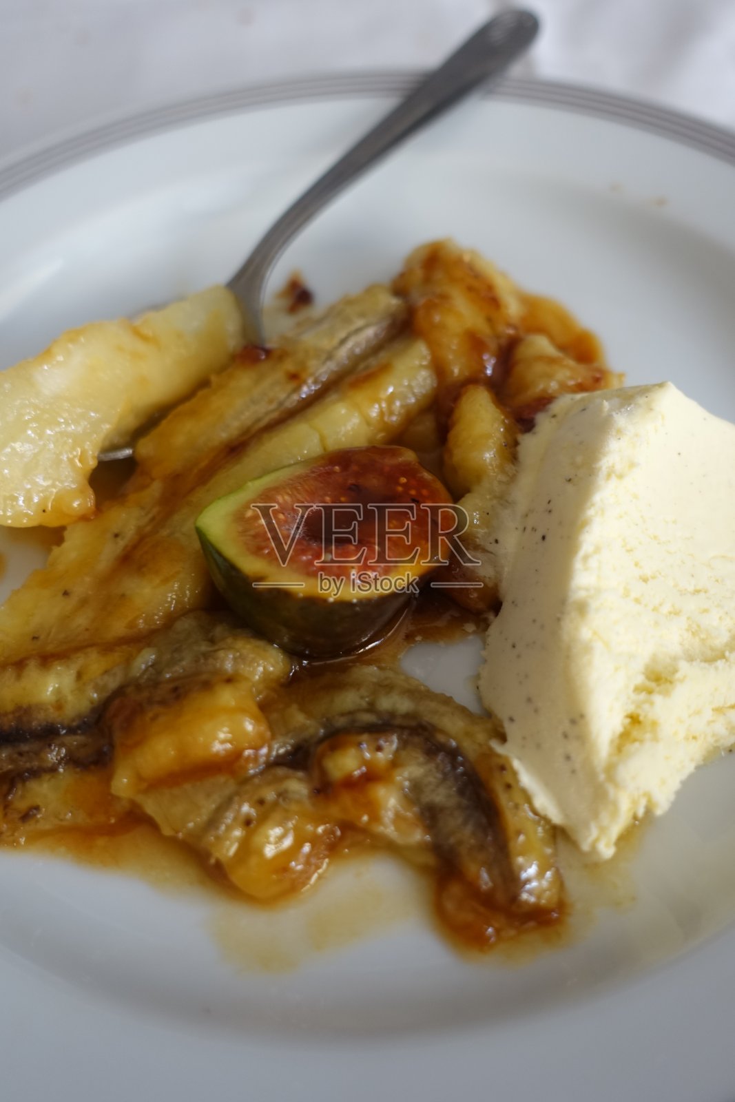 香蕉无花果flambé配香草冰淇淋照片摄影图片